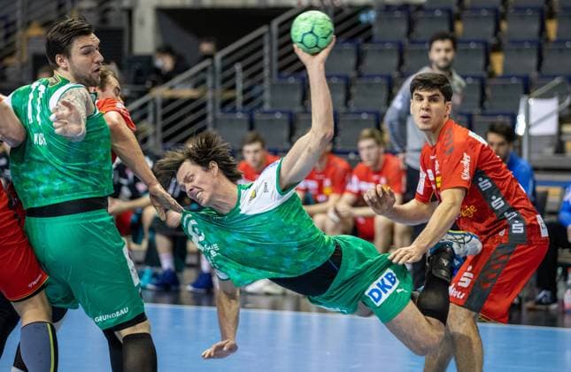 Berlin, 07 02 2021, Handball Bundesliga, Fuechse Berlin TUSEM Essen, 17 match day, Max Schmeling Halle Berlins Hans Lindberg M throws the ball on goal next to teammate Johan Koch l and Eloy Morante Maldonado of TUSEM Essen Fuechse Berlin TUSEM Essen.