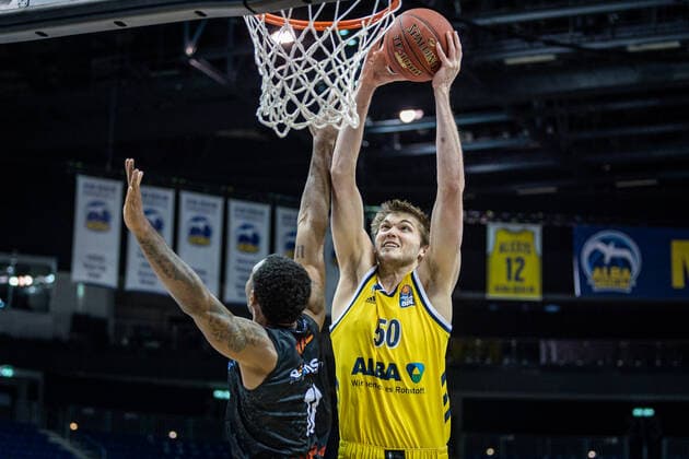 Basketball Berlin 07 02 2021 Season 2020 2021 BBL 1 Bundesliga easyCredit BBL Alba Berlin NINERS Chemnitz Ben Lammers Alba Berlin, No 50 Isiaha Mike Chemnitz, No 11