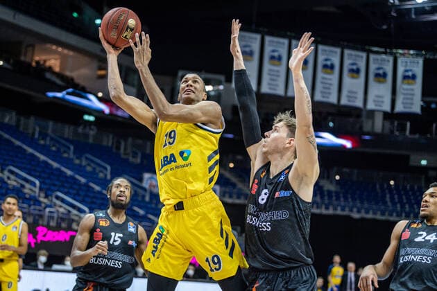 Basketball Berlin 07 02 2021 Season 2020 2021 BBL 1 Bundesliga easyCredit BBL Alba Berlin NINERS Chemnitz Louis Olinde Alba Berlin, No 19 Jan Niklas Wimberg Chemnitz, No 08