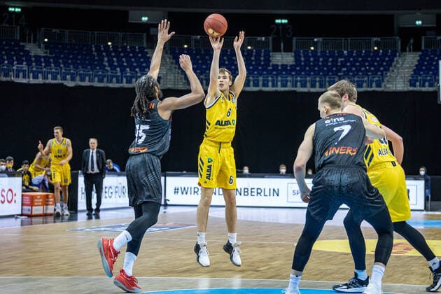 Basketball Berlin 07 02 2021 Season 2020 2021 BBL 1 Bundesliga easyCredit BBL Alba Berlin NINERS Chemnitz Malte Delow Alba Berlin, No 06 Marcus Thornton Chemnitz, No 15