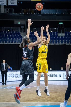 Basketball Berlin 07 02 2021 Season 2020 2021 BBL 1 Bundesliga easyCredit BBL Alba Berlin NINERS Chemnitz Malte Delow Alba Berlin, No 06 Marcus Thornton Chemnitz, No 15