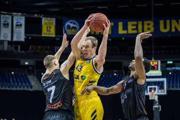 Basketball Berlin 07 02 2021 Season 2020 2021 BBL 1 Bundesliga easyCredit BBL Alba Berlin NINERS Chemnitz Luke Sikma Alba Berlin, No 43 Jonas Richter Chemnitz, No 07