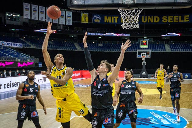 Basketball Berlin 07 02 2021 Season 2020 2021 BBL 1 Bundesliga easyCredit BBL Alba Berlin NINERS Chemnitz Louis Olinde Alba Berlin, No 19 Jan Niklas Wimberg Chemnitz, No 08