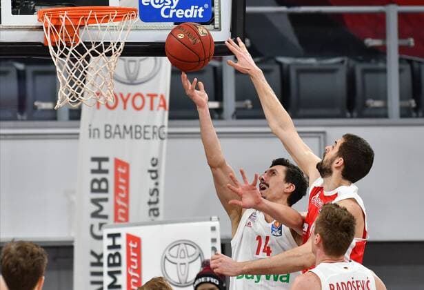 BAMBERG 07 02 2021 Basketball easycredit 1 Basketball Bundesliga 20 Matchday Brose Bamberg vs FC Bayern Munich Nihad Djedovic 14, FC Bayern Munich with a basket shot against David Kravish 45, Brose Bamberg Photo Hans Martin Issler isslerimages Brose Bamberg vs FC Bayern Munich