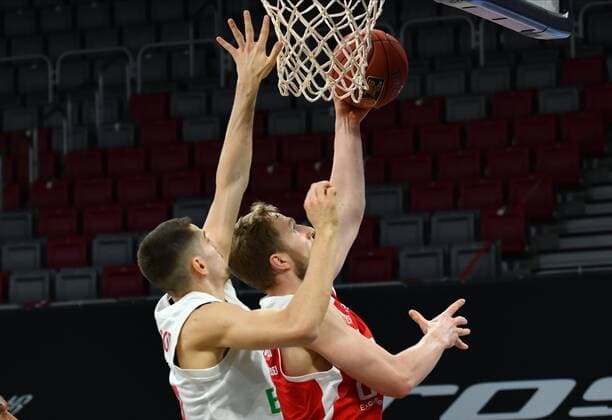BAMBERG 07 02 2021 Basketball easycredit 1 Basketball Bundesliga 20 Matchday Brose Bamberg vs FC Bayern Munich Christian Sengfelder 43, Brose Bamberg throws against Diego Flaccadori 12, FC Bayern Munich Photo Hans Martin Issler isslerimages Brose Bamberg vs FC Bayern Munich