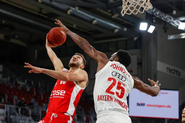 Left Joanic Grüttner Bacoul Brose Bamberg, 50 Right JaJuan Johnson Bayern Munich, 25 Brose Bamberg Bayern Munich easyCredit BBL Basketball Bundesliga Basketball Season 2020 21 20 Matchday, 07 02 2021 Bamberg, Brose Arena Copyright: DanielxLöb