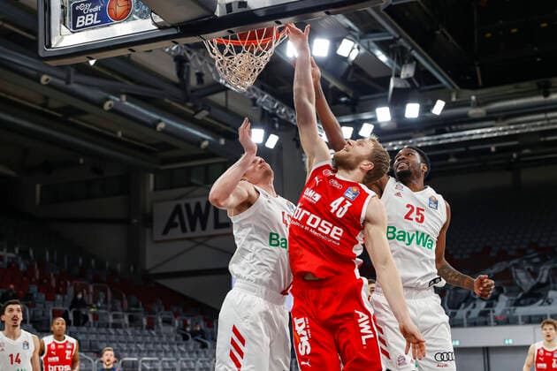 Center Christian Sengfelder Brose Bamberg, 43 left Leon Radosevic Bayern Munich, 43 right JaJuan Johnson Bayern Munich, 25 Brose Bamberg Bayern Munich easyCredit BBL Basketball Bundesliga Basketball Season 2020 21 20 Matchday, 07 02 2021 Bamberg, Brose Arena Copyright: DanielxLöb