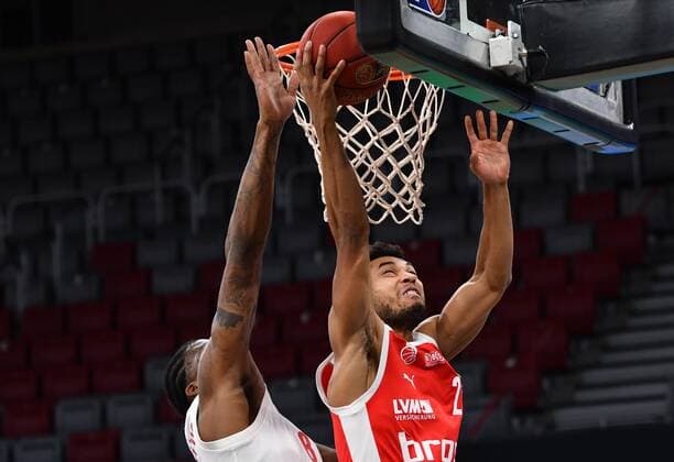 BAMBERG 07 02 2021 Basketball easycredit 1 Basketball Bundesliga 20 Matchday Brose Bamberg vs FC Bayern Munich Kenneth Ogbe 25, Brose Bamberg with a basket against Jalen Reynolds 8, FC Bayern Munich Photo Hans Martin Issler isslerimages Brose Bamberg vs FC Bayern Munich