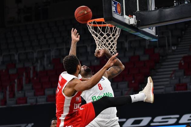 BAMBERG 07 02 2021 Basketball easycredit 1 Basketball Bundesliga 20 Matchday Brose Bamberg vs FC Bayern Munich Kenneth Ogbe 25, Brose Bamberg throws against Jalen Reynolds 8, FC Bayern Munich Photo Hans Martin Issler isslerimages Brose Bamberg vs FC Bayern Munich