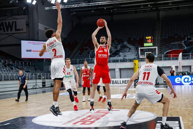 Center David Kravish Brose Bamberg, 45 left Wade Baldwin Bayern Munich, 02 right Vladimir Lucic Bayern Munich, 11 Brose Bamberg Bayern Munich easyCredit BBL Basketball Bundesliga Basketball Season 2020 21 20 Matchday, 07 02 2021 Bamberg, Brose Arena Copyright: DanielxLöb