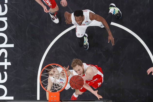 right Christian Sengfelder Brose Bamberg, 43 left Diego Flaccadori Bayern Munich, 12 top JaJuan Johnson Bayern Munich, 25 Brose Bamberg Bayern Munich easyCredit BBL Basketball Bundesliga Basketball season 2020 21 20 matchday, 07 02 2021 Bamberg, Brose Arena Copyright: DanielxLöb