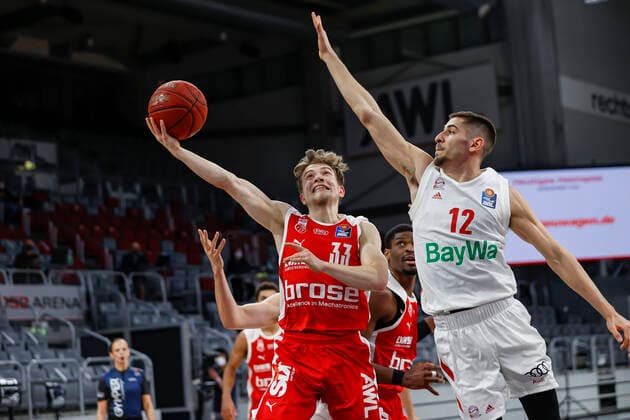 left Bennet Hundt Brose Bamberg, 33 right Diego Flaccadori Bayern Munich, 12 Brose Bamberg Bayern Munich easyCredit BBL Basketball Bundesliga Basketball Season 2020 21 20 Matchday, 07 02 2021 Bamberg, Brose Arena Copyright: DanielxLöb