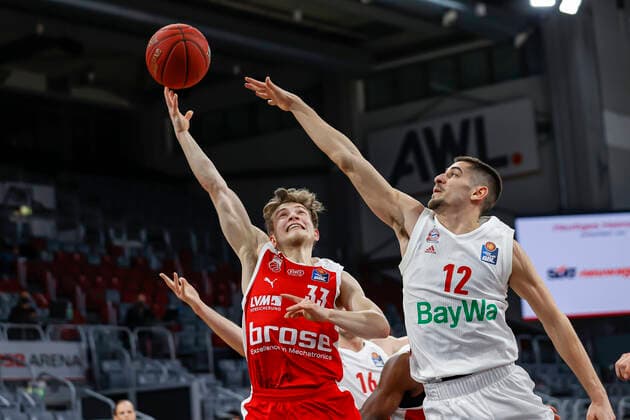 left Bennet Hundt Brose Bamberg, 33 right Diego Flaccadori Bayern Munich, 12 Brose Bamberg Bayern Munich easyCredit BBL Basketball Bundesliga Basketball Season 2020 21 20 Matchday, 07 02 2021 Bamberg, Brose Arena Copyright: DanielxLöb