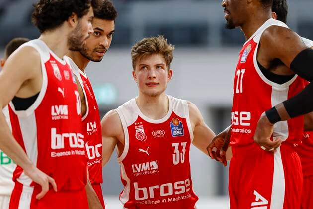 Left Kenneth Ogbe Brose Bamberg, 25 Center Bennet Hundt Brose Bamberg, 33 Brose Bamberg Bayern Munich easyCredit BBL Basketball Bundesliga Basketball Season 2020 21 20 Matchday, 07 02 2021 Bamberg, Brose Arena Copyright: DanielxLöb
