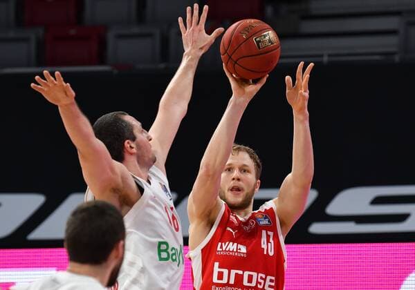 BAMBERG 07 02 2021 Basketball easycredit 1 Basketball Bundesliga 20 Matchday Brose Bamberg vs FC Bayern München Christian Sengfelder 43, Brose Bamberg throws against Paul Zipser 16, FC Bayern München Photo Hans Martin Issler isslerimages Brose Bamberg vs FC Bayern München
