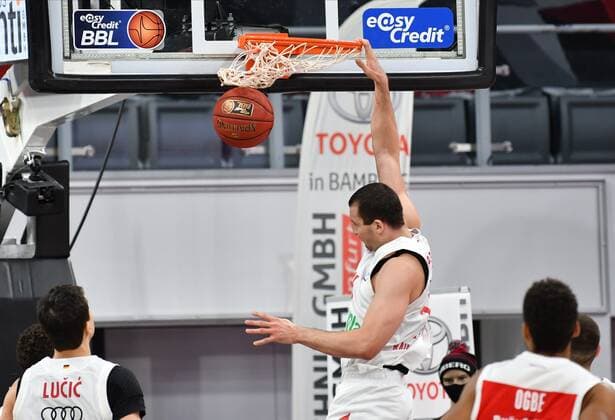 BAMBERG 07 02 2021 Basketball easycredit 1 Basketball Bundesliga 20 Matchday Brose Bamberg vs FC Bayern München Paul Zipser 16, FC Bayern München with dunk Photo Hans Martin Issler isslerimages Brose Bamberg vs FC Bayern München