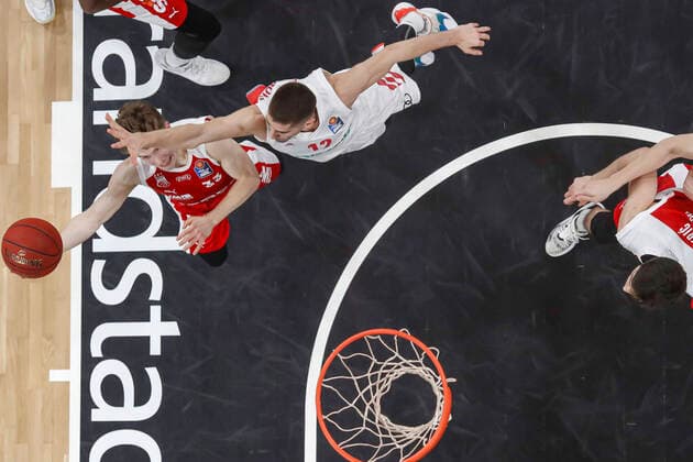 left Bennet Hundt Brose Bamberg, 33 right Diego Flaccadori Bayern Munich, 12 Brose Bamberg Bayern Munich easyCredit BBL Basketball Bundesliga Basketball Season 2020 21 20 Matchday, 07 02 2021 Bamberg, Brose Arena Copyright: DanielxLöb