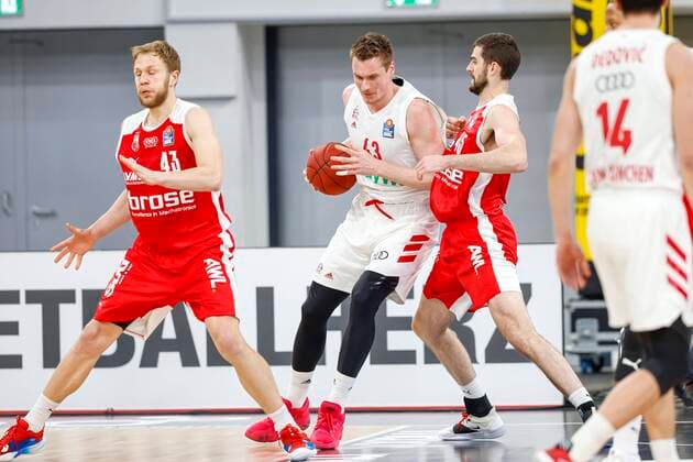 Center Leon Radosevic Bayern Munich, 43 right David Kravish Brose Bamberg, 45 left Christian Sengfelder Brose Bamberg, 43 Brose Bamberg Bayern Munich easyCredit BBL Basketball Bundesliga Basketball Season 2020 21 20 Matchday, 07 02 2021 Bamberg, Brose Arena Copyright: DanielxLöb