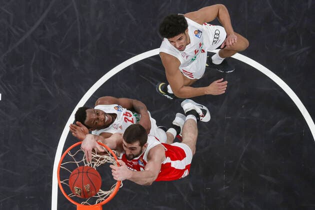 right David Kravish Brose Bamberg, 45 left JaJuan Johnson Bayern Munich, 25 top Sasha Grant Bayern Munich, 44 Brose Bamberg Bayern Munich easyCredit BBL Basketball Bundesliga Basketball Season 2020 21 20 Matchday, 07 02 2021 Bamberg, Brose Arena Copyright: DanielxLöb