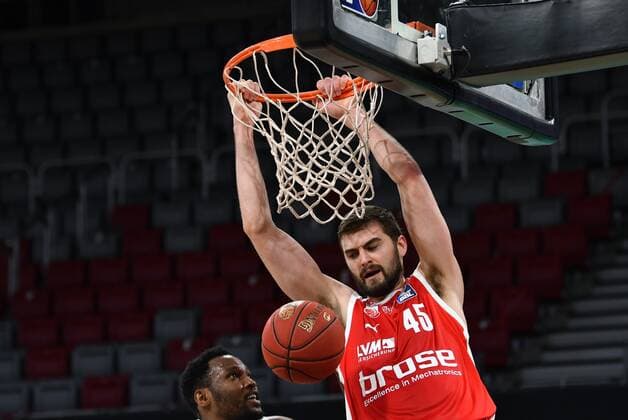 BAMBERG 07 02 2021 Basketball easycredit 1 Basketball Bundesliga 20 Matchday Brose Bamberg vs FC Bayern Munich David Kravish 45, Brose Bamberg with dunk against JaJuan Johnson 25, FC Bayern Munich Photo Hans Martin Issler isslerimages Brose Bamberg vs FC Bayern Munich