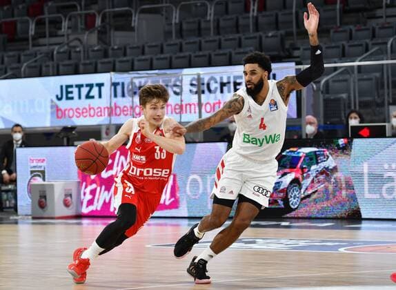 BAMBERG 07 02 2021 Basketball easycredit 1 Basketball Bundesliga 20 Matchday Brose Bamberg vs FC Bayern Munich Bennet Hundt 33, Brose Bamberg moves to the basket against Dennis Jerome Seeley 4, FC Bayern Munich Photo Hans Martin Issler isslerimages Brose Bamberg vs FC Bayern Munich