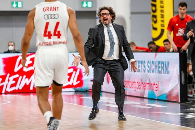 right head coach head coach Andrea Trinchieri Bayern Munich left Sasha Grant Bayern Munich, 44 Brose Bamberg Bayern Munich easyCredit BBL Basketball Bundesliga Basketball season 2020 21 20 matchday, 07 02 2021 Bamberg, Brose Arena Copyright: DanielxLöb