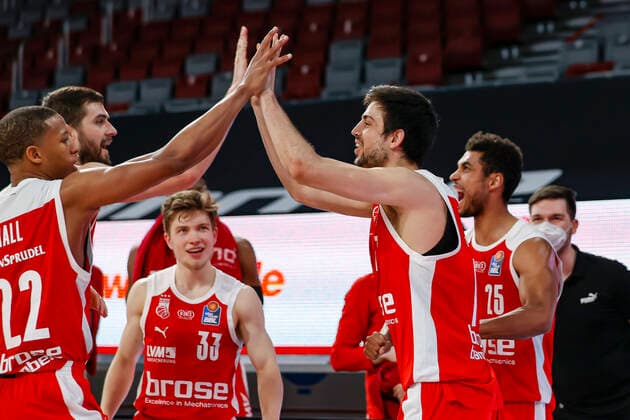 vlnr Devon Hall Brose Bamberg, 22 David Kravish Brose Bamberg, 45 Bennet Hundt Brose Bamberg, 33 Mateo Seric Brose Bamberg, 17 Kenneth Ogbe Brose Bamberg, 25 Brose Bamberg Bayern Munich easyCredit BBL Basketball Bundesliga Basketball Season 2020 21 20 Matchday, 07 02 2021 Bamberg, Brose Arena Copyright: DanielxLöb