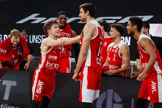 vlnr Christian Sengfelder Brose Bamberg, 43 Bennet Hundt Brose Bamberg, 33 Shevon Thompson Brose Bamberg, 27 Mateo Seric Brose Bamberg, 17 Elias Baggette Brose Bamberg, 02 Kenneth Ogbe Brose Bamberg, 25 Brose Bamberg Bayern Munich easyCredit BBL Basketball Bundesliga Basketball Season 2020 21 20 Matchday, 07 02 2021 Bamberg, Brose Arena Copyright: DanielxLöb