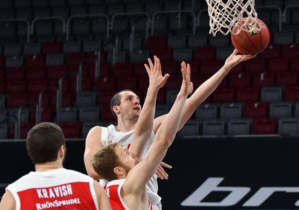 BAMBERG 07 02 2021 Basketball easycredit 1 Basketball Bundesliga 20 Matchday Brose Bamberg vs FC Bayern Munich Paul Zipser 16, FC Bayern Munich with a basket shot against Christian Sengfelder 43, Brose Bamberg Photo Hans Martin Issler isslerimages Brose Bamberg vs FC Bayern Munich