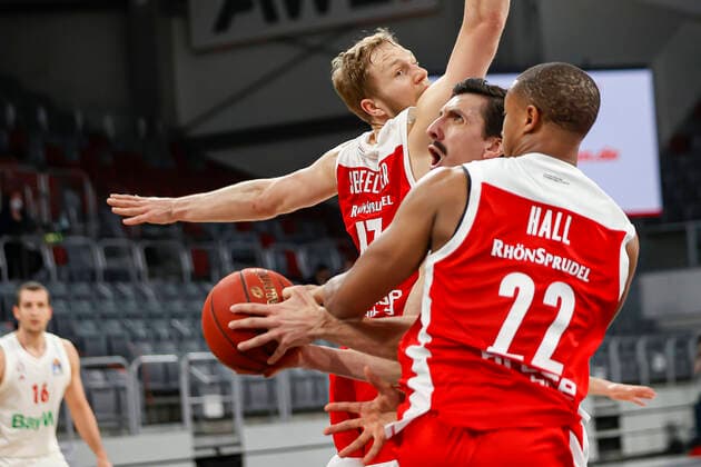 Center Nihad Djedovic Bayern Munich, 14 left Christian Sengfelder Brose Bamberg, 43 right Devon Hall Brose Bamberg, 22 Brose Bamberg Bayern Munich easyCredit BBL Basketball Bundesliga Basketball Season 2020 21 20 Matchday, 07 02 2021 Bamberg, Brose Arena Copyright: DanielxLöb