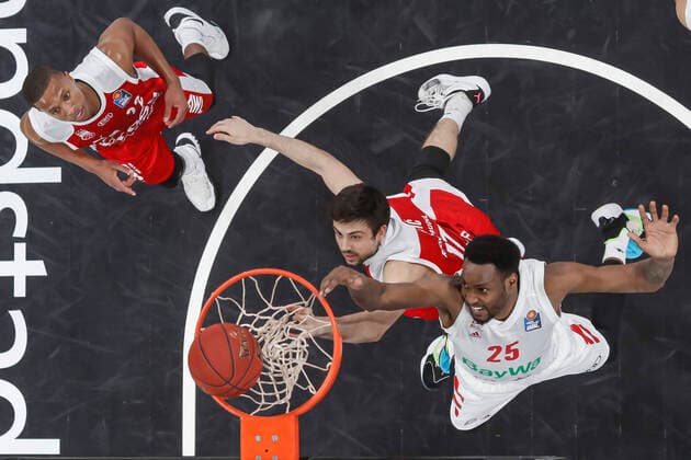 Left Devon Hall Brose Bamberg, 22 Center Mateo Seric Brose Bamberg, 17 Right JaJuan Johnson Bayern Munich, 25 Brose Bamberg Bayern Munich easyCredit BBL Basketball Bundesliga Basketball Season 2020 21 20 Matchday, 07 02 2021 Bamberg, Brose Arena Copyright: DanielxLöb