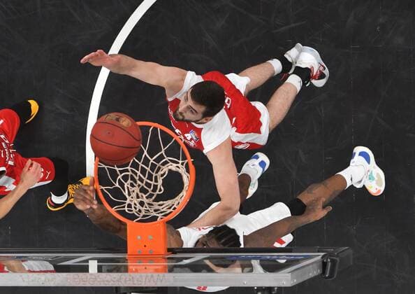 BAMBERG 07 02 2021 Basketball easycredit 1 Basketball Bundesliga 20 Matchday Brose Bamberg vs FC Bayern Munich Jalen Reynolds 8, FC Bayern Munich with a basket against David Kravish 45, Brose Bamberg Photo Hans Martin Issler isslerimages Brose Bamberg vs FC Bayern Munich