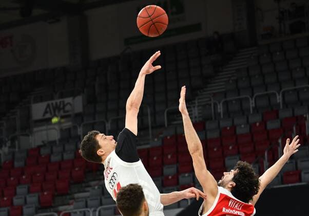 BAMBERG 07 02 2021 Basketball easycredit 1 Basketball Bundesliga 20 Matchday Brose Bamberg vs FC Bayern Munich Vladimir Lucic 11, FC Bayern Munich throws against Michele Vitali 31, Brose Bamberg Photo Hans Martin Issler isslerimages Brose Bamberg vs FC Bayern Munich