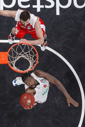 Below Jalen Reynolds Bayern Munich, 08 Above David Kravish Brose Bamberg, 45 Brose Bamberg Bayern Munich easyCredit BBL Basketball Bundesliga Basketball Season 2020 21 20 Matchday, 07 02 2021 Bamberg, Brose Arena Copyright: DanielxLöb