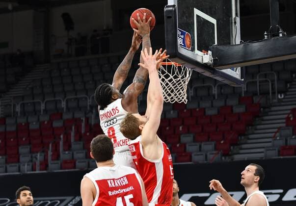 BAMBERG 07 02 2021 Basketball easycredit 1 Basketball Bundesliga 20 Matchday Brose Bamberg vs FC Bayern Munich Jalen Reynolds 8, FC Bayern Munich throws against Christian Sengfelder 43, Brose Bamberg Photo Hans Martin Issler isslerimages Brose Bamberg vs FC Bayern Munich
