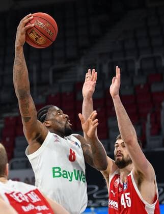 BAMBERG 07 02 2021 Basketball easycredit 1 Basketball Bundesliga 20 Matchday Brose Bamberg vs FC Bayern Munich Jalen Reynolds 8, FC Bayern Munich throws against David Kravish 45, Brose Bamberg Photo Hans Martin Issler isslerimages Brose Bamberg vs FC Bayern Munich
