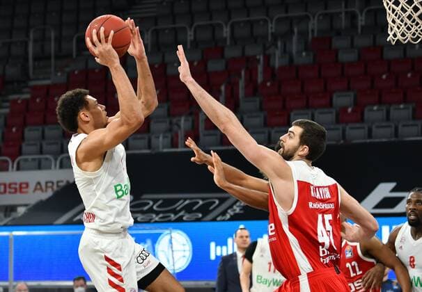 BAMBERG 07 02 2021 Basketball easycredit 1 Basketball Bundesliga 20 matchday Brose Bamberg vs FC Bayern Munich Wade Baldwin 2, FC Bayern Munich throws against David Kravish 45, Brose Bamberg and Kenneth Ogbe 25, Brose Bamberg photo Hans Martin Issler isslerimages Brose Bamberg vs FC Bayern Munich