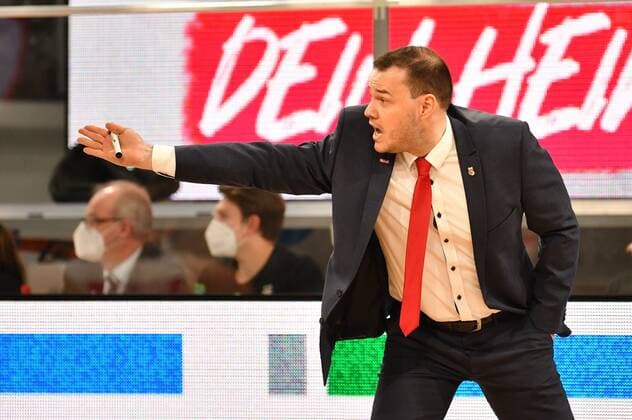 BAMBERG 07 02 2021 Basketball easycredit 1 Basketball Bundesliga 20 Matchday Brose Bamberg vs FC Bayern Munich Headcoach Johan Roijakkers Brose Bamberg gives instructions Photo Hans Martin Issler isslerimages Brose Bamberg vs FC Bayern Munich