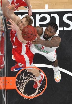 BAMBERG 07 02 2021 Basketball easycredit 1 Basketball Bundesliga 20 Matchday Brose Bamberg vs FC Bayern Munich Jalen Reynolds 8, FC Bayern Munich throws against Christian Sengfelder 43, Brose Bamberg Photo Hans Martin Issler isslerimages Brose Bamberg vs FC Bayern Munich