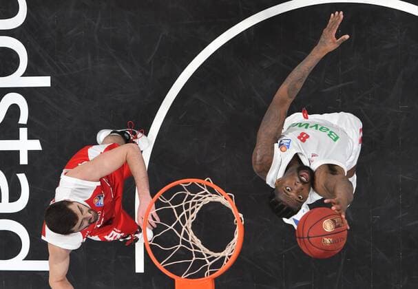 BAMBERG 07 02 2021 Basketball easycredit 1 Basketball Bundesliga 20 Matchday Brose Bamberg vs FC Bayern Munich Jalen Reynolds 8, FC Bayern Munich throws against David Kravish 45, Brose Bamberg Photo Hans Martin Issler isslerimages Brose Bamberg vs FC Bayern Munich