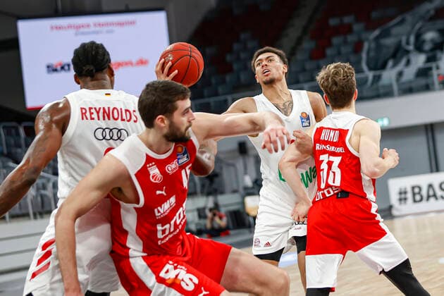 2 v r Wade Baldwin Bayern Munich, 02 right Bennet Hundt Brose Bamberg, 33 left Jalen Reynolds Bayern Munich, 08 2 v l David Kravish Brose Bamberg, 45 Brose Bamberg Bayern Munich easyCredit BBL Basketball Bundesliga Basketball Season 2020 21 20 Matchday, 07 02 2021 Bamberg, Brose Arena Photo Daniel Löb Loeb ASV Authors Number 4026335 Copyright: DanielxLöb