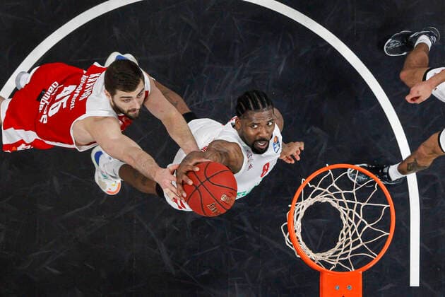 right Jalen Reynolds Bayern Munich, 08 left David Kravish Brose Bamberg, 45 Brose Bamberg Bayern Munich easyCredit BBL Basketball Bundesliga Basketball Season 2020 21 20 Matchday, 07 02 2021 Bamberg, Brose Arena Copyright: DanielxLöb
