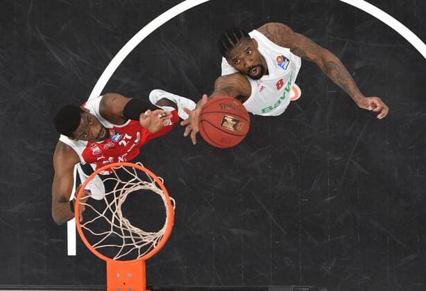 BAMBERG 07 02 2021 Basketball easycredit 1 Basketball Bundesliga 20 Matchday Brose Bamberg vs FC Bayern Munich Shevon Thompson 27, Brose Bamberg and Jalen Reynolds 8, FC Bayern Munich fight for the rebound Photo Hans Martin Issler isslerimages Brose Bamberg vs FC Bayern Munich
