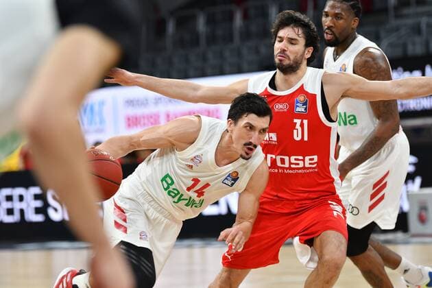 BAMBERG 07 02 2021 Basketball easycredit 1 Basketball Bundesliga 20 Matchday Brose Bamberg vs FC Bayern Munich Nihad Djedovic 14, FC Bayern Munich moves to the basket against Michele Vitali 31, Brose Bamberg Photo Hans Martin Issler isslerimages Brose Bamberg vs FC Bayern Munich