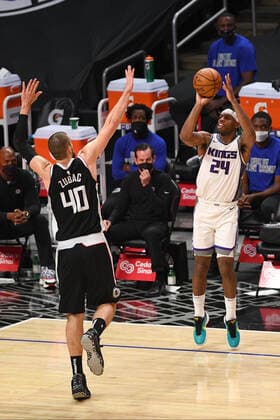 LOS ANGELES, CA - FEBRUARY 07: Sacramento Kings Guard Buddy Hield (24) shoots over Los Angeles Clippers Center Ivica Zubac (40) during a NBA, Basketball Herren, USA game between the Sacramento Kings and the Los Angeles Clippers on February 7, 2021 at STAPLES Center in Los Angeles, CA. The game was played without fans due to the COVID-19 pandemic. (Photo by Brian Rothmuller Icon Sportswire) NBA: FEB 07 Kings at Clippers Icon210207003