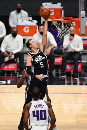 LOS ANGELES, CA - FEBRUARY 07: Los Angeles Clippers Guard Luke Kennard (5) drives to the basket during a NBA, Basketball Herren, USA game between the Sacramento Kings and the Los Angeles Clippers on February 7, 2021 at STAPLES Center in Los Angeles, CA. The game was played without fans due to the COVID-19 pandemic. (Photo by Brian Rothmuller Icon Sportswire) NBA: FEB 07 Kings at Clippers Icon210207008