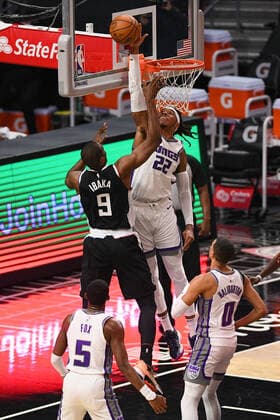 LOS ANGELES, CA - FEBRUARY 07: Sacramento Kings Center Richaun Holmes (22) blocks Los Angeles Clippers Center Serge Ibaka (9) shot during a NBA, Basketball Herren, USA game between the Sacramento Kings and the Los Angeles Clippers on February 7, 2021 at STAPLES Center in Los Angeles, CA. The game was played without fans due to the COVID-19 pandemic. (Photo by Brian Rothmuller Icon Sportswire) NBA: FEB 07 Kings at Clippers Icon210207013