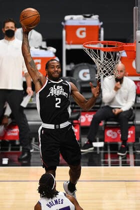 LOS ANGELES, CA - FEBRUARY 07: Los Angeles Clippers Forward Kawhi Leonard (2) goes up for a dunk attempt during a NBA, Basketball Herren, USA game between the Sacramento Kings and the Los Angeles Clippers on February 7, 2021 at STAPLES Center in Los Angeles, CA. The game was played without fans due to the COVID-19 pandemic. (Photo by Brian Rothmuller Icon Sportswire) NBA: FEB 07 Kings at Clippers Icon210207024