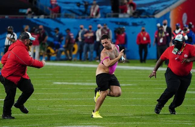 Sport Bilder des Tages An unidentified man eludes security men after he ran onto the playing field in the fourth quarter of Super Bowl LV at Raymond James Stadium in Tampa, Florida on Sunday, February 7, 2021.  SBP20210206409 KEVINxDIETSCH