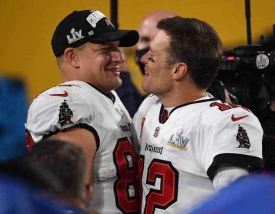 Sport Themen der Woche KW05 Sport Bilder des Tages Tampa Bay Buccaneers quarterback Tom Brady (12) celebrates with teammate Rob Gronkowski after the Buccaneers defeated the Kansas City Chiefs 31-9 to win Super Bowl LV at Raymond James Stadium in Tampa, Florida on Sunday, February 7, 2021.  SBP20210206419 KEVINxDIETSCH
